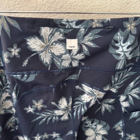 Vuori Stride Leggings in Ink Maui Floral Pattern Size Small - Picture 4 of 5